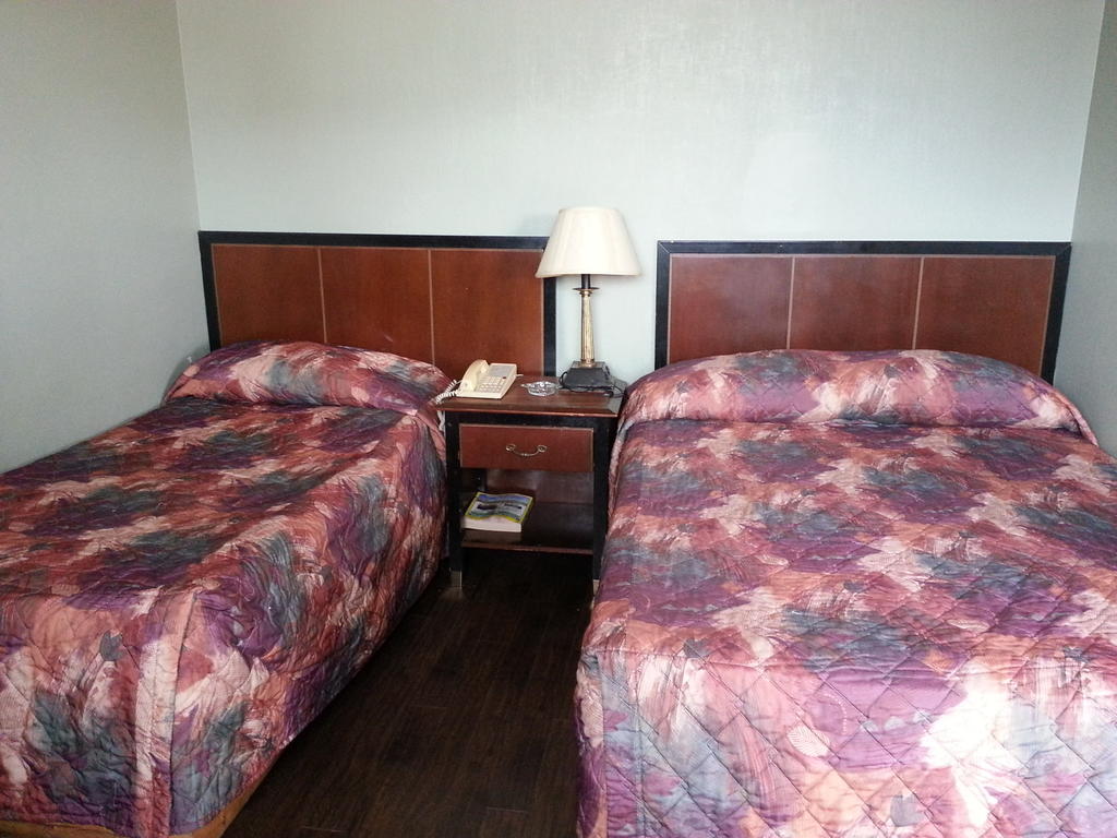 Queensway Motel Toronto Room photo