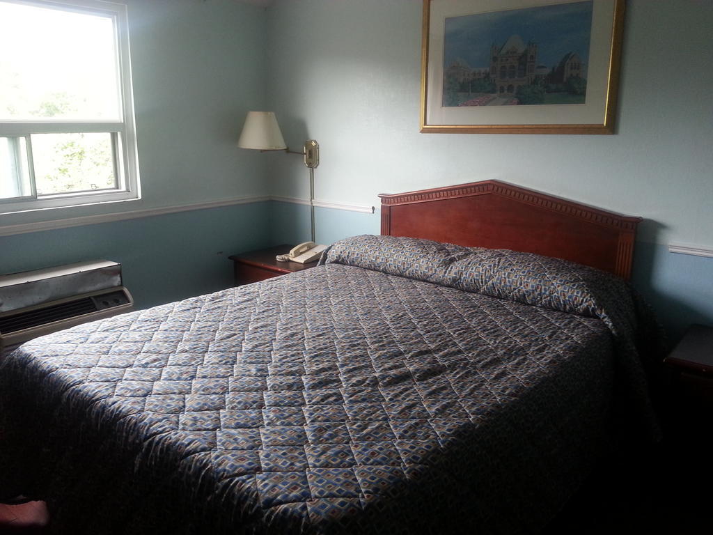 Queensway Motel Toronto Room photo